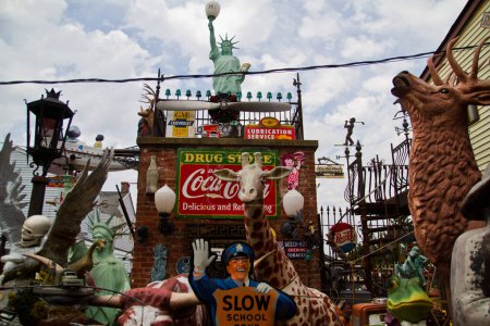Photo for Whimsical collection of Americana memorabilia and vintage signs in Louisville, Kentucky. Iconic Statue of Liberty replica, colorful giraffe statue, and nostalgic Coca-Cola sign add nostalgic charm to - Royalty Free Image