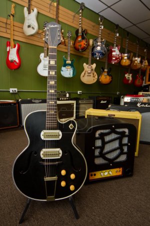 Foto de Guitarras eléctricas vintage y amplificadores en exhibición en la tienda de música en Fort Wayne, Indiana - Imagen libre de derechos