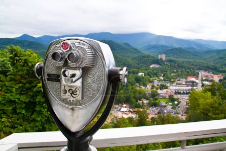 Capture la belleza de Gatlinburg, Tennessee con esta vista panorámica. Explore la exuberante vegetación y las colinas onduladas desde la comodidad de un visor binocular operado con monedas. Perfecto para viajes y naturaleza