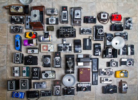 Foto de Evolution of Photography: Una cautivadora colección de cámaras vintage y modernas, que muestran la rica historia y los diversos diseños de esta querida embarcación. De las clásicas Polaroids a TLRs y digitales - Imagen libre de derechos