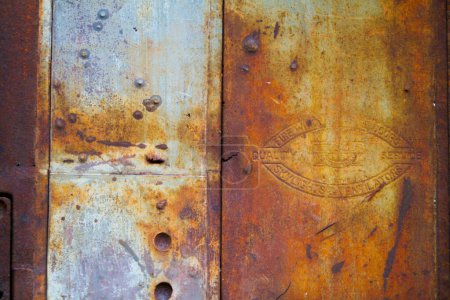 Téléchargez les photos : Capturant le charme rustique du design industriel vintage, cette surface métallique altérée met en valeur le passage du temps et la beauté de la pourriture. De la peinture bleue fanée à la rouille profonde, cette texture - en image libre de droit