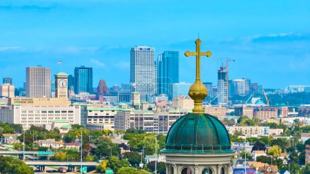 Foto de Sunny view of Milwaukee skyline featuring historic Basilica of St Josaphat with green dome and golden cross, downtown buildings and modern rascacielos, shot from DJI Mavic 3 drone in 2023 - Imagen libre de derechos