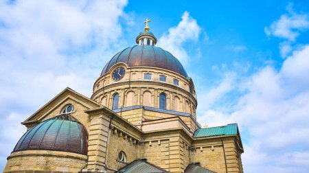 Foto de Majestuosa Basílica de San Josafat en Milwaukee, Wisconsin, capturada en 2023 por un dron DJI Mavic 3, destacando la grandeza estructural, la cruz dorada y la arquitectura clásica bajo un azul sereno - Imagen libre de derechos