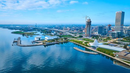Foto de Vista aérea de la moderna Milwaukee Mostrando Lake Michigan Waterfront, Quadracci Pavilion, y Skyline Development - Imagen libre de derechos