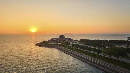 Foto de Imagen de Adler Planetarium con salida del sol sobre la costa del lago Michigan en verano aéreo, Chicago, IL - Imagen libre de derechos