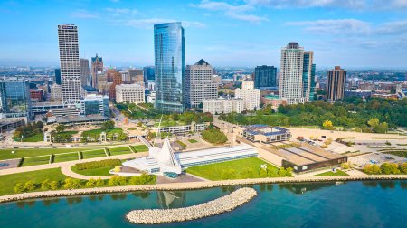 Téléchargez les photos : 2023 Vue Aérienne de Milwaukee, mettant en valeur un paysage urbain animé avec des bâtiments de grande hauteur, le pavillon Quadracci et le lac Michigan pittoresque - en image libre de droit