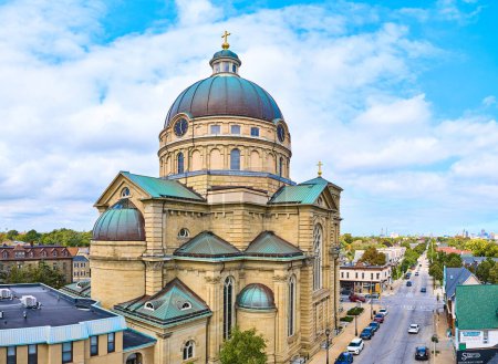 Foto de Vista aérea de la majestuosa Basílica de San Josafat en Milwaukee, Wisconsin, mostrando su intrincada arquitectura religiosa contra un dinámico paisaje urbano, capturado por el dron DJI Mavic 3. - Imagen libre de derechos