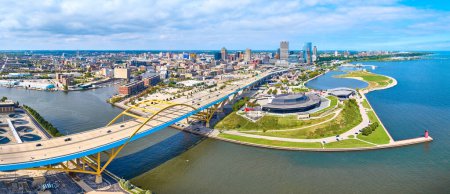 Téléchargez les photos : Panorama animé du paysage urbain de Milwaukee, mettant en évidence le pont commémoratif Daniel W. Hoan et le lac Michigan, capturés dans un vibrant tir de drone aérien. - en image libre de droit