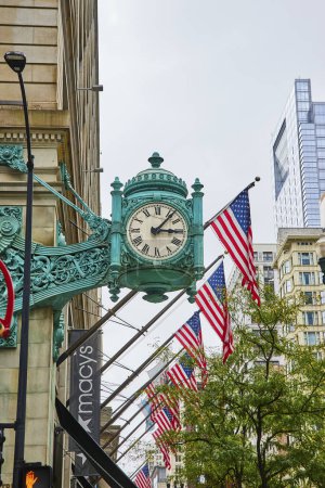 Foto de Imagen de Reloj de cobre con banderas de Estados Unidos ciudad patriótica, horario de verano, árboles verdes en Chicago - Imagen libre de derechos