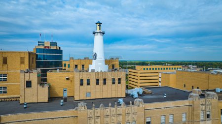 Téléchargez les photos : Mélange d'architecture moderne et traditionnelle avec un phare urbain unique au sommet d'un bâtiment Art déco à Indianapolis, capturé par un drone - en image libre de droit