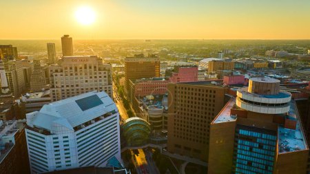 Foto de Vista aérea de la hora dorada del centro de Indianápolis, con el hotel Conrad y el centro comercial Circle Center - Imagen libre de derechos
