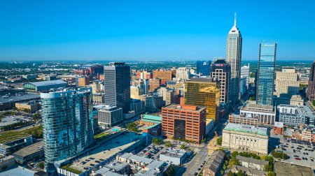 Téléchargez les photos : Vue aérienne du centre-ville animé d'Indianapolis, avec une mosaïque de gratte-ciel sous un ciel dégagé, capturé par le drone DJI Mavic 3 en 2023 - en image libre de droit