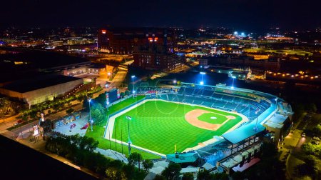 Téléchargez les photos : Vue Aérienne De Nuit D'un Jeu De Baseball Vibrant Sur Le Terrain De Victoire, Indianapolis - en image libre de droit