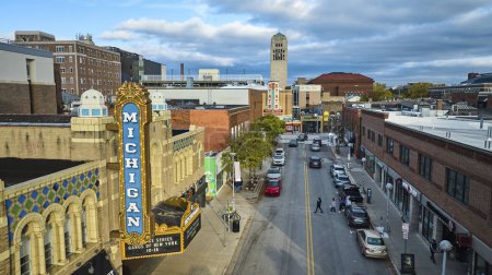 Téléchargez les photos : Vue aérienne du centre-ville animé d'Ann Arbor avec le théâtre historique du Michigan, le quartier animé de State Street et l'imposante tour de l'horloge commémorative de Burton. - en image libre de droit