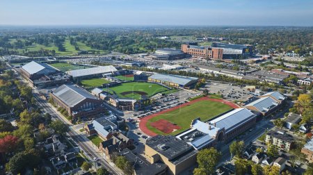 Téléchargez les photos : Vue Aérienne Du Complexe Sportif Vibrant De L'université Du Michigan, Ann Arbor - en image libre de droit
