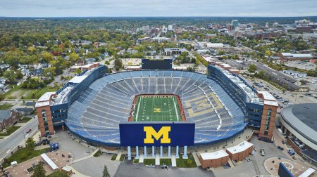 Téléchargez les photos : Vue Aérienne Du Michigan Wolverines Iconic Stadium à L'automne, Entouré Par Le Paysage Urbain De Ann Arbor - en image libre de droit