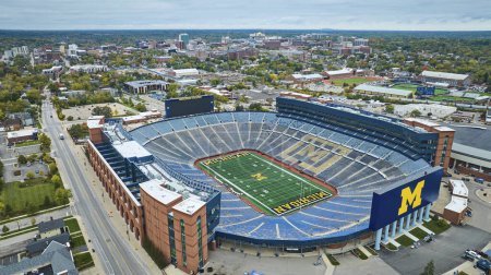 Téléchargez les photos : Vue aérienne du stade vide du Michigan, également connu sous le nom de The Big House, à Ann Arbor avec le paysage urbain environnant - en image libre de droit