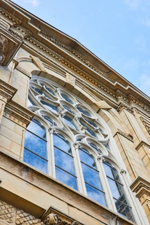 Téléchargez les photos : Basilique de style gothique de St Josaphat extérieur, présentant des dessins de fenêtres complexes contre un ciel bleu clair à Milwaukee, Wisconsin. - en image libre de droit