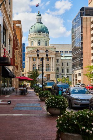 Téléchargez les photos : Vue animée du centre-ville d'Indianapolis avec une architecture éclectique, une scène de rue animée avec des cafés et le palais de justice néoclassique emblématique, 2023. - en image libre de droit
