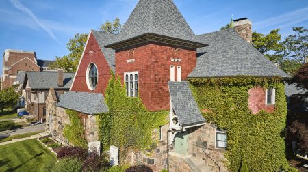 Téléchargez les photos : Maison ensoleillée en brique revêtue de lierre à Ann Arbor, Michigan, mettant en valeur l'architecture victorienne et l'intégration naturelle, vue depuis un drone. - en image libre de droit