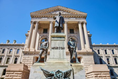 Foto de Monumento a Morton y soldados de guardia en un gran palacio de justicia, bajo un cielo claro y azul en el centro de Indianápolis, Indiana - Imagen libre de derechos