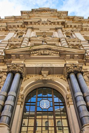 Téléchargez les photos : Immeuble Grand Mitchell sous le ciel bleu, Milwaukee - Une vue à faible angle de l'architecture historique - en image libre de droit