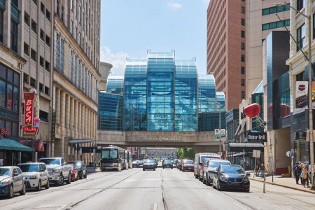 Foto de La vibrante vida de la ciudad en el Indianapolis Artsgarden, una maravilla arquitectónica que conecta el comercio y la cultura en el centro de Indiana, 2023 - Imagen libre de derechos