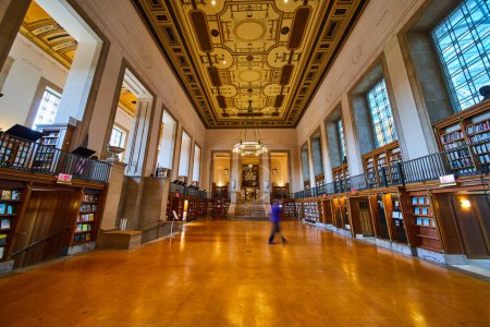 Téléchargez les photos : Bibliothèque historique Sunlit à Indianapolis, 2023 - Un mélange d'éléments de design classiques et modernes - en image libre de droit