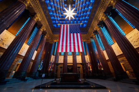 Foto de Gran interior del Museo Memorial de la Guerra de Indiana, mostrando una gran bandera estadounidense y pancartas del estado, simbolizando la unidad y el patriotismo - Imagen libre de derechos