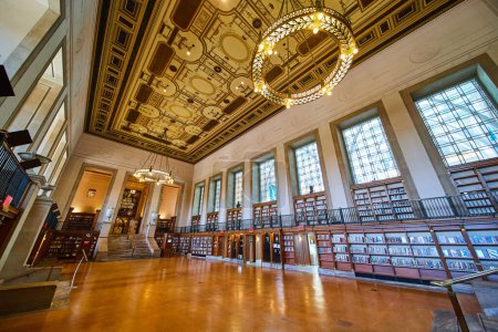 Téléchargez les photos : Grand intérieur d'une bibliothèque classique à Indianapolis, Indiana, mettant en valeur l'élégance architecturale, des rangées d'étagères et une ambiance accueillante - en image libre de droit