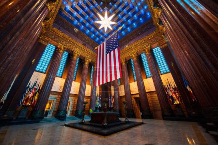 Foto de Interior patriótico de Indianápolis War Memorial Museum, con Grand Hall con una bandera americana y arquitectura clásica, 2023 - Imagen libre de derechos