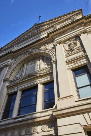 Foto de Arquitectura neoclásica de un palacio de justicia histórico en el centro de Fort Wayne, Indiana, mostrando detalles ornamentados bajo un cielo azul claro - Imagen libre de derechos