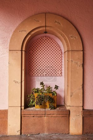 Foto de Alcoba rosa de estilo mediterráneo con columnas de terracota y exuberante maceta, que captura la tranquilidad y el diseño clásico en Paradise Island, Bahamas - Imagen libre de derechos