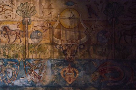 Téléchargez les photos : Ancienne murale hiéroglyphique égyptienne dans un temple aux lumières tamisées, avec un taureau et des faucons décorés, à Nassau, Bahamas - en image libre de droit