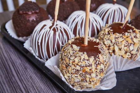 Handgefertigte in Schokolade getauchte Äpfel 2016 in einer indischen Bäckerei