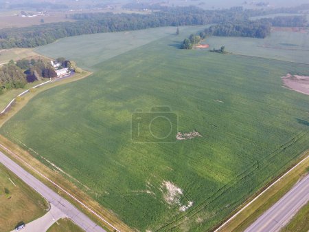 Foto de Vista aérea de las tierras rurales de Indiana con caminos y granja, 2015 - Imagen libre de derechos