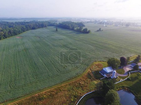 Foto de Vista aérea de Serene Indiana Farmstead al amanecer, mostrando la agricultura sostenible, 2015 - Imagen libre de derechos