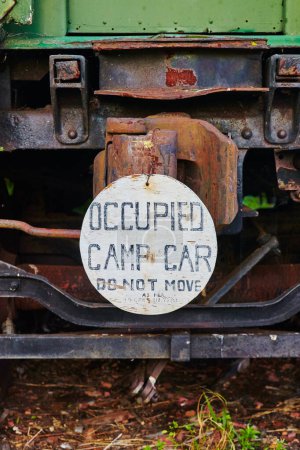Cartel de automóvil de campamento ocupado vintage en acoplamiento de tren oxidado en Grand Rapids, Ohio Railyard, 2015