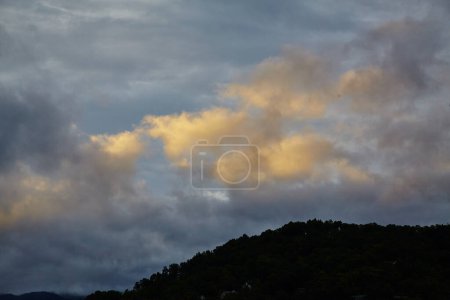 Foto de El resplandor del atardecer sobre las montañas humeantes de Silhouetted, 2015 El paisaje de Gatlinburg captura la belleza tranquila - Imagen libre de derechos