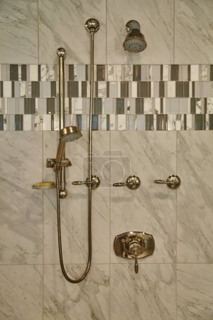 Téléchargez les photos : Luxueux système de douche moderne dans une salle de bains en marbre, Michigan 2015 - en image libre de droit