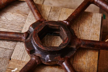 Téléchargez les photos : Gros plan de la valve rouillée vintage sur bois rustique, symbolisant la pourriture industrielle et le passage du temps, Fort Wayne, Indiana, 2015 - en image libre de droit