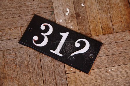 Téléchargez les photos : Plaque d'adresse Vintage 312 sur sol en bois rustique, Fort Wayne, 2015 - en image libre de droit