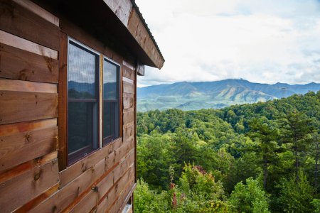 Téléchargez les photos : Journée ensoleillée au chalet rustique en bois surplombant la forêt luxuriante et les majestueuses montagnes fumées de Gatlinburg, Tennessee, 2015 - en image libre de droit