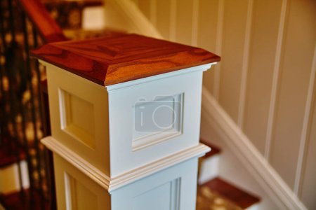 Foto de Elegante poste de madera Newel en el interior del hogar clásico, Indiana, 2015 - Imagen libre de derechos