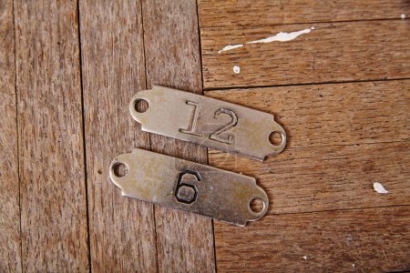 Téléchargez les photos : Vintage Nombre Tags 12 et 6 sur la surface en bois rustique à Fort Wayne, Indiana - en image libre de droit