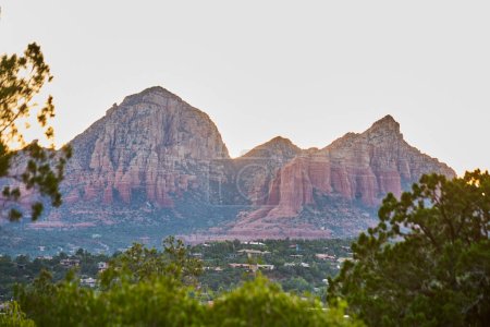 Téléchargez les photos : L'heure dorée brille sur les rochers rouges de Sedonas, encadrant une ville sereine, Arizona, 2016 - Un témoignage d'une vie harmonieuse avec la nature - en image libre de droit
