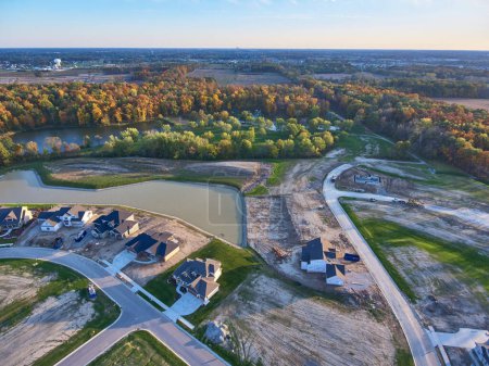 Vista aérea del desarrollo de viviendas suburbanas en las primeras etapas en otoño, Fort Wayne, Indiana, 2016