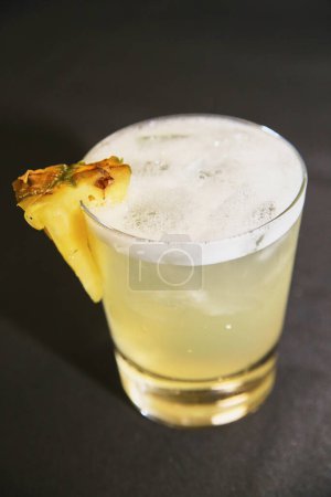 Téléchargez les photos : Gros plan sur un cocktail tropical avec garniture d'ananas dans un bar moderne, Fort Wayne, Indiana, 2017 - en image libre de droit