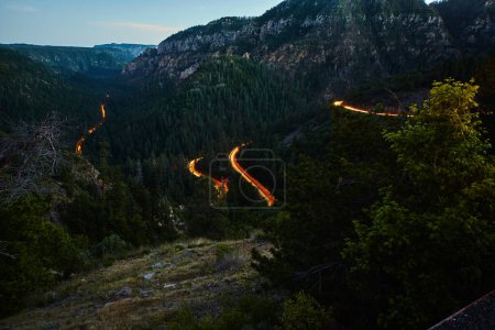 Foto de Crepúsculo sobre Serpentine Mountain Road, Sedona Arizona, evocando una sensación de aventura con vívidos senderos de luz en medio de la exuberante naturaleza, 2016. - Imagen libre de derechos