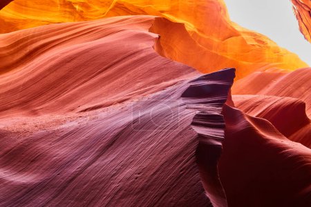 Téléchargez les photos : Vue imprenable sur Antelope Canyon, Arizona en 2016, présentant des murs imposants aux teintes vibrantes et aux formations rocheuses fluides - en image libre de droit